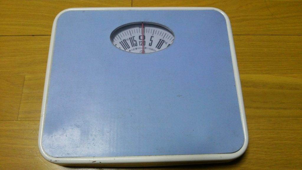 アナログ式の体重計